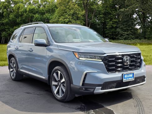 Certified 2024 Honda Pilot Touring image 3