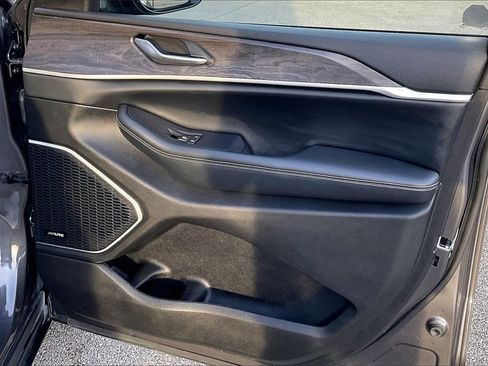 Used 2023 Jeep Grand Cherokee L Limited w/ Black Appearance Package image 24