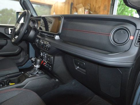 Used 2025 Jeep Gladiator Rubicon w/ Safety Group AWD/4WD image 12