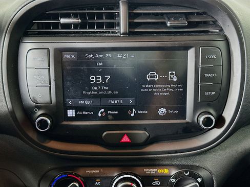 Used 2025 Kia Soul LX w/ LX Technology Package FWD image 21