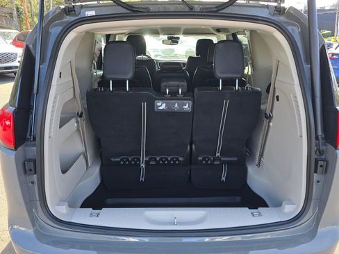 Used 2020 Chrysler Pacifica Touring-L image 15