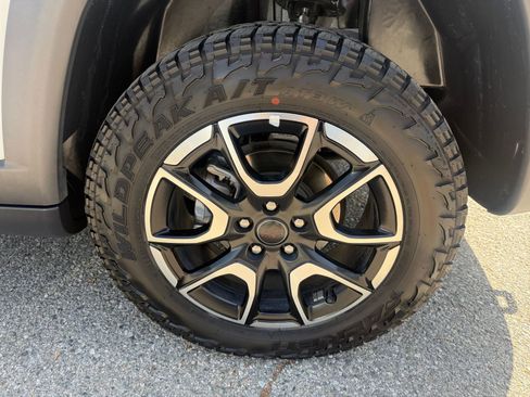 Used 2025 Jeep Compass Trailhawk image 25
