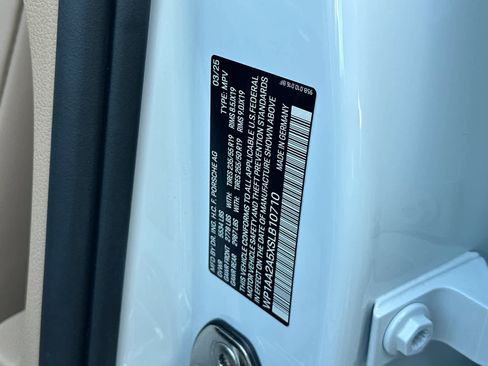 Certified 2025 Porsche Macan AWD/4WD image 33