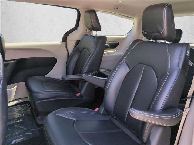 Used 2024 Chrysler Pacifica Limited FWD image 17