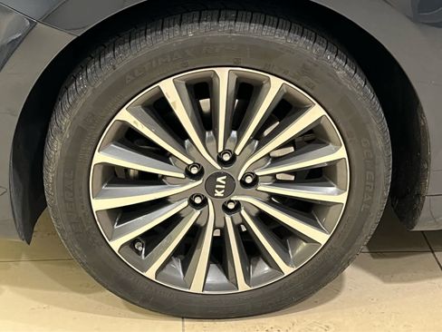 Used 2017 Kia Cadenza Premium w/ Luxury Package FWD image 4