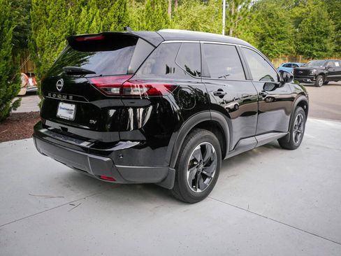 Used 2024 Nissan Rogue SV w/ SV Premium Package FWD image 11