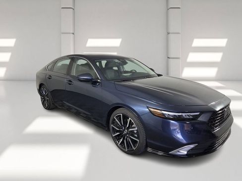 Used 2023 Honda Accord Touring image 2