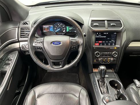 Used 2018 Ford Explorer XLT w/ Equipment Group 202A AWD/4WD image 19