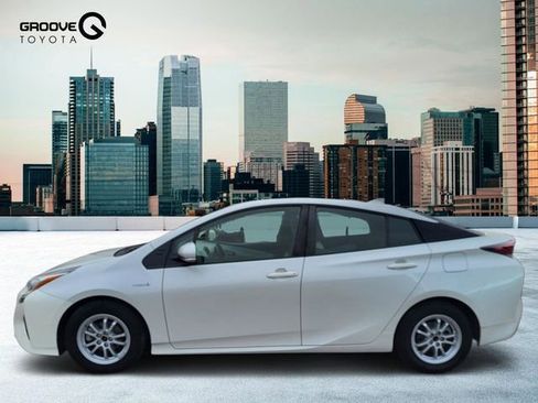 Used 2017 Toyota Prius Three image 2