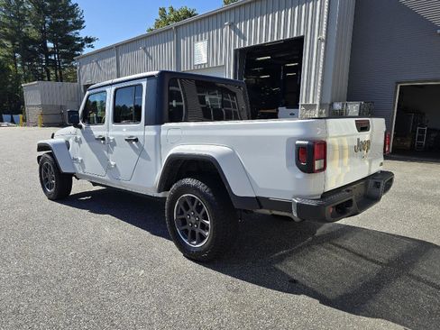 Used 2023 Jeep Gladiator Overland AWD/4WD image 6