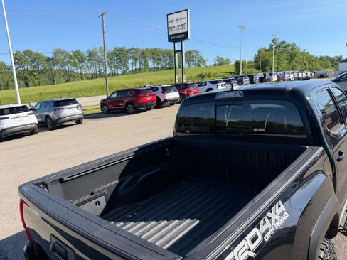 Used 2017 Toyota Tacoma TRD Off-Road w/ Premium & Technology Package AWD/4WD image 12