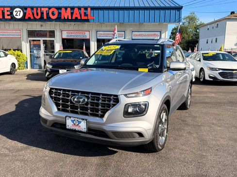 Used 2025 Hyundai Venue SEL FWD image 1