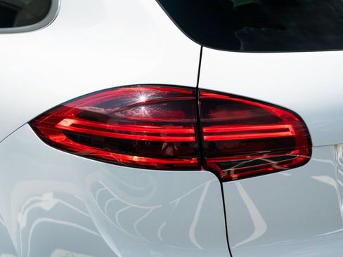 Used 2015 Porsche Cayenne Turbo AWD/4WD image 18