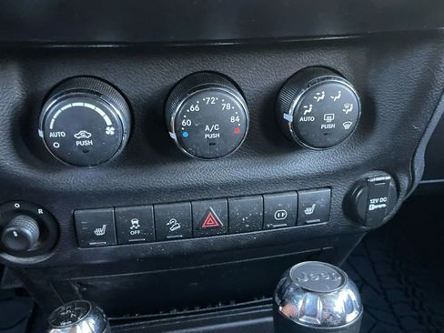 Used 2012 Jeep Wrangler Unlimited Sahara image 24