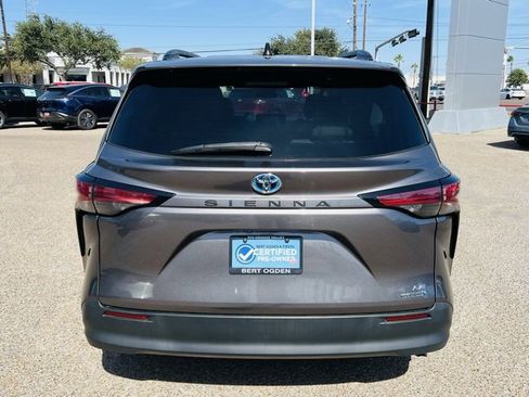 Used 2021 Toyota Sienna LE image 5