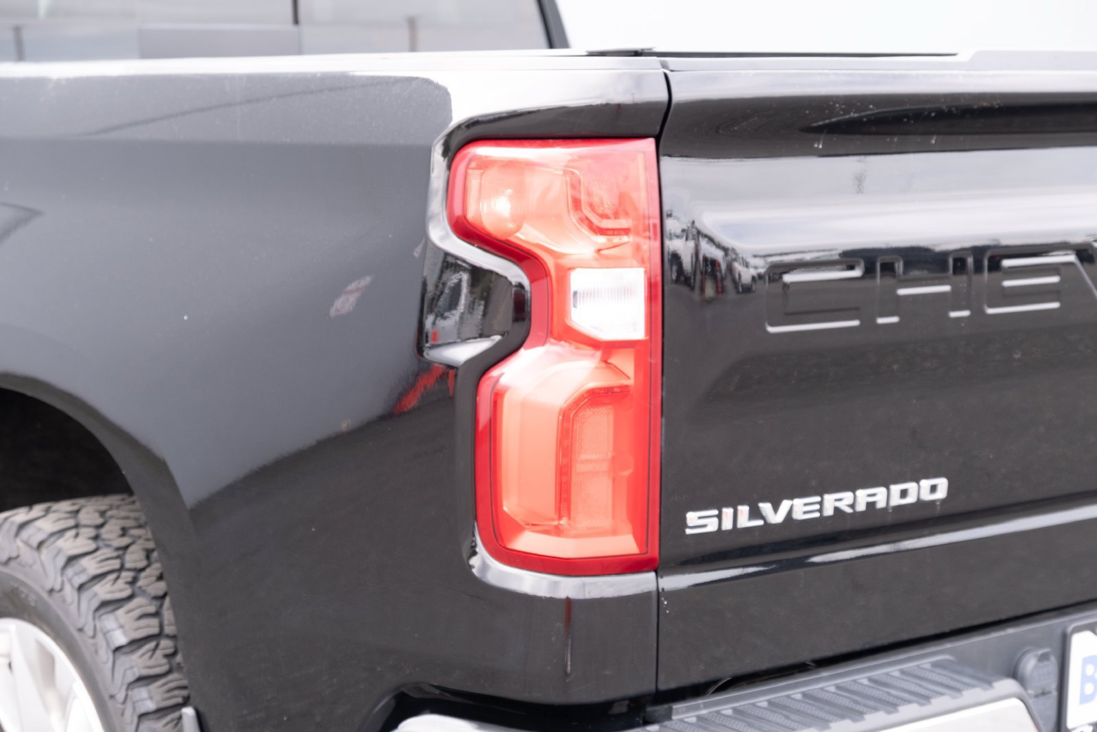 Used 2021 Chevrolet Silverado 1500 LTZ w/ Z71 Off-Road Package AWD/4WD image 26