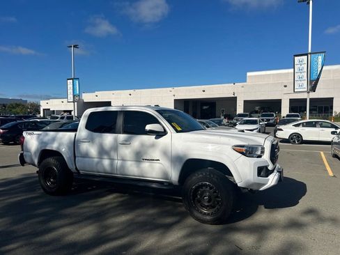 Used 2018 Toyota Tacoma TRD Sport RWD image 2