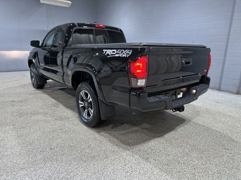 Used 2018 Toyota Tacoma TRD Sport image 7