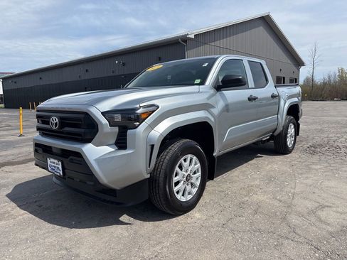 Used 2025 Toyota Tacoma SR w/ SR Upgrade Package AWD/4WD image 3