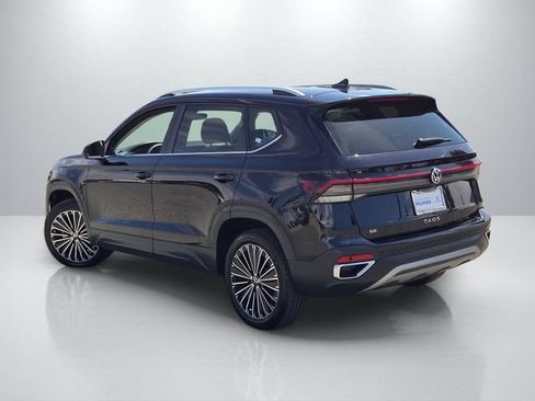 Used 2025 Volkswagen Taos SE FWD image 6