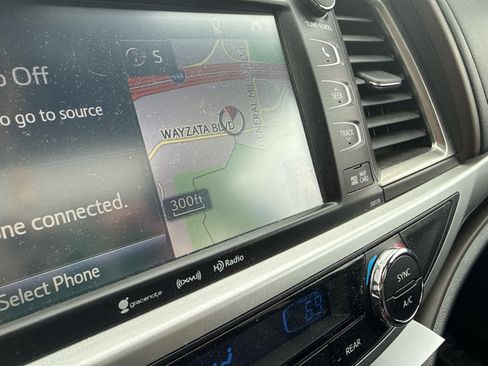 Certified 2017 Toyota Highlander XLE image 10