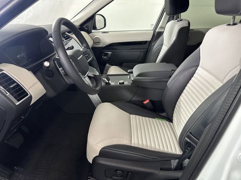 Used 2025 Land Rover Discovery S image 3