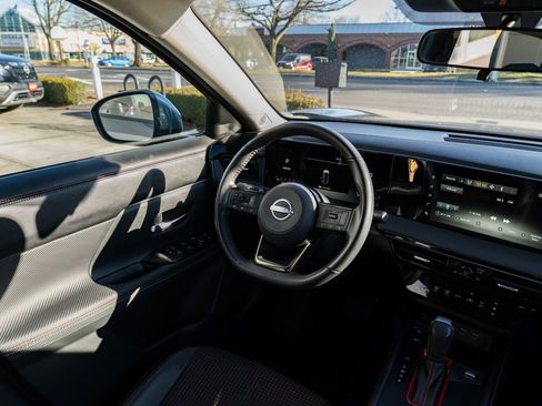 Used 2025 Nissan Kicks SR image 11