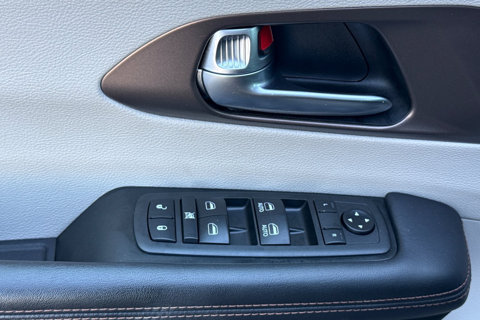 Used 2019 Chrysler Pacifica Touring Plus w/ Advanced Safetytec Group FWD image 11