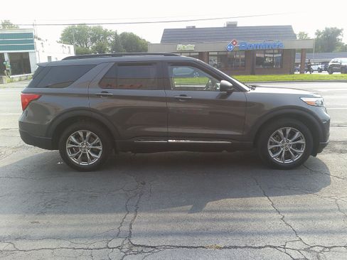 Used 2020 Ford Explorer XLT w/ Equipment Group 202A AWD/4WD image 6