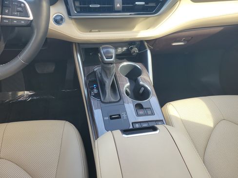 Used 2022 Toyota Highlander Platinum FWD image 21