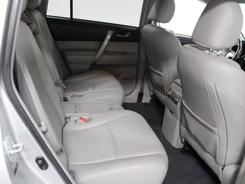 Used 2012 Toyota Highlander SE image 24
