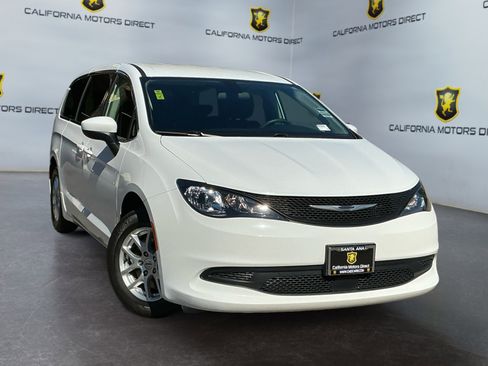 Used 2022 Chrysler Voyager LX image 3