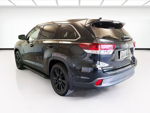 Used 2019 Toyota Highlander SE FWD image 6