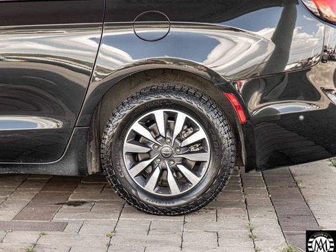 Used 2023 Chrysler Pacifica Touring-L FWD image 5