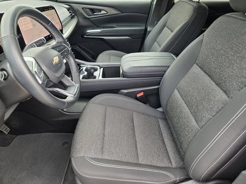 Used 2025 Chevrolet Traverse LT FWD image 13