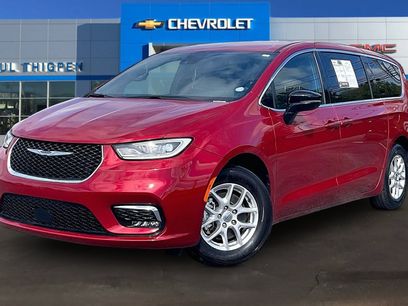 Used 2025 Chrysler Pacifica Select