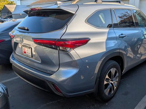 Used 2022 Toyota Highlander XLE AWD/4WD image 4