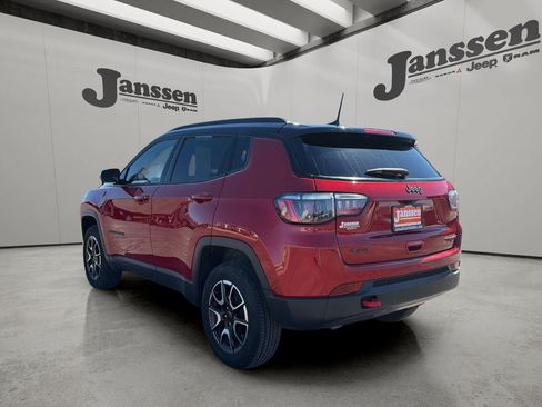 Used 2025 Jeep Compass Trailhawk AWD/4WD image 2