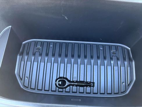 Used 2022 Tesla Model Y Long Range AWD/4WD image 32