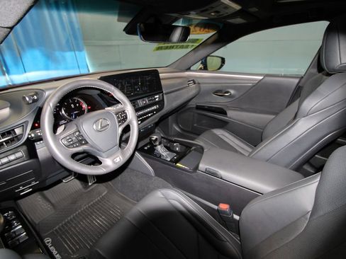 Used 2023 Lexus ES 350 F Sport image 2