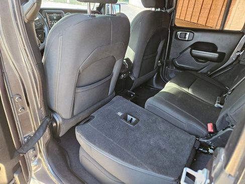 Used 2018 Jeep Wrangler Unlimited Sport S image 11