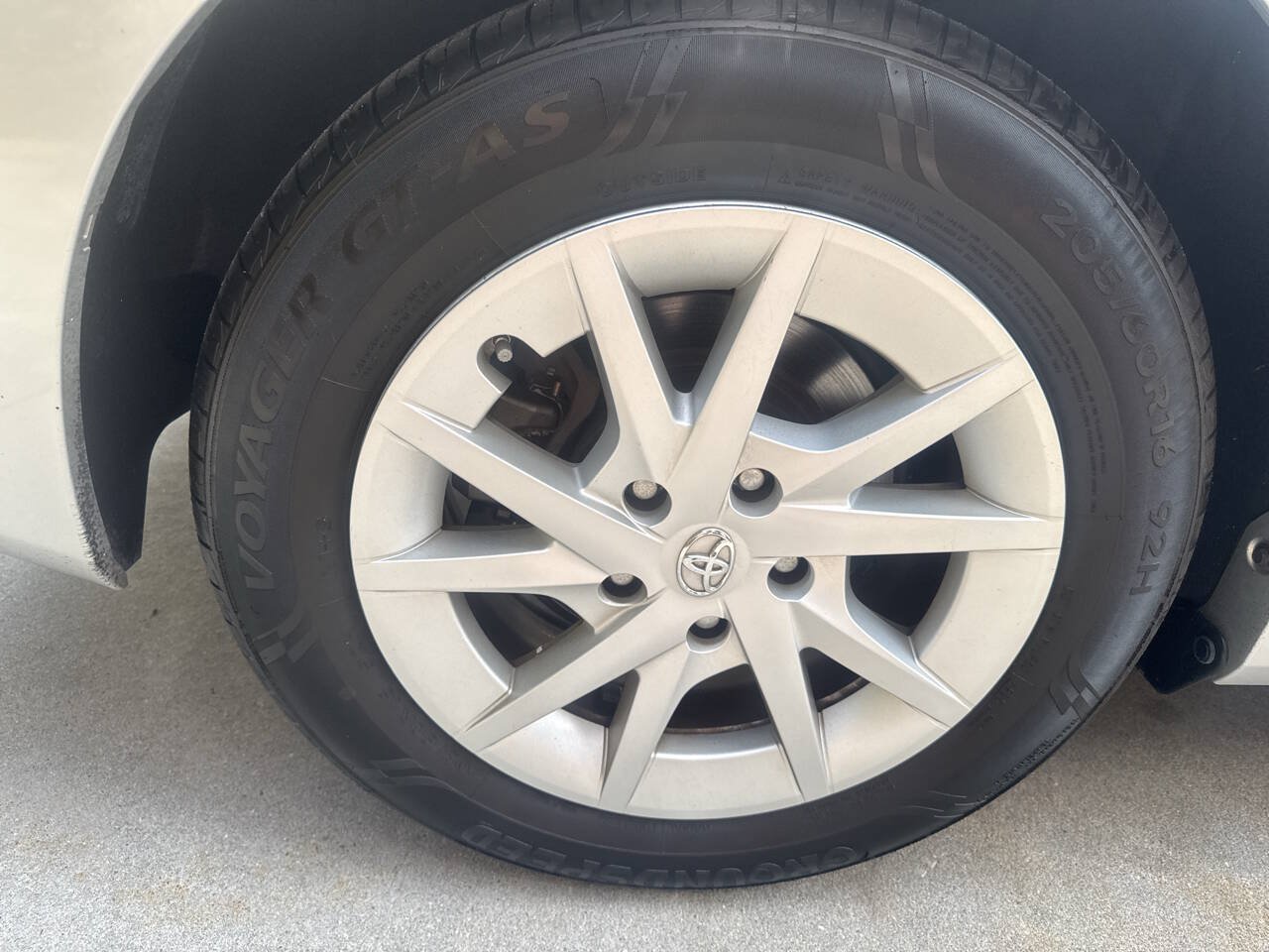 Used 2012 Toyota Prius V Three FWD image 21