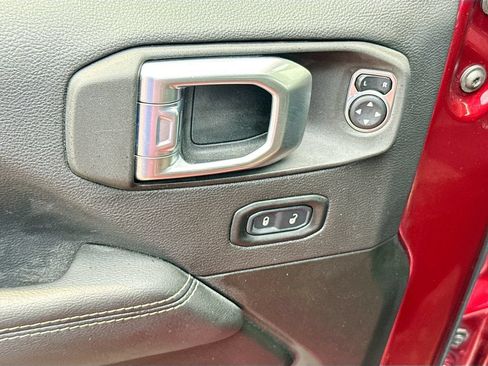 Used 2022 Jeep Wrangler Unlimited Sahara AWD/4WD image 19