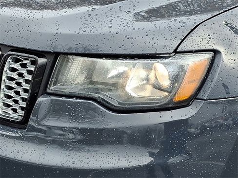 Used 2018 Jeep Grand Cherokee Altitude image 9