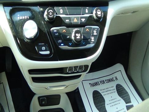 Used 2023 Chrysler Voyager LX image 25