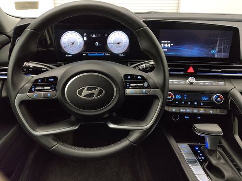 Used 2025 Hyundai Elantra SEL FWD image 22
