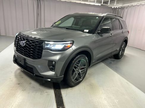 Used 2025 Ford Explorer ST-Line w/ ST-Line Street Pack image 3