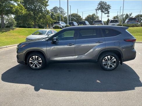 Used 2024 Toyota Highlander XLE AWD/4WD image 7