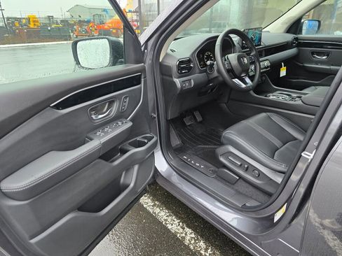 New 2025 Honda Pilot Touring image 11