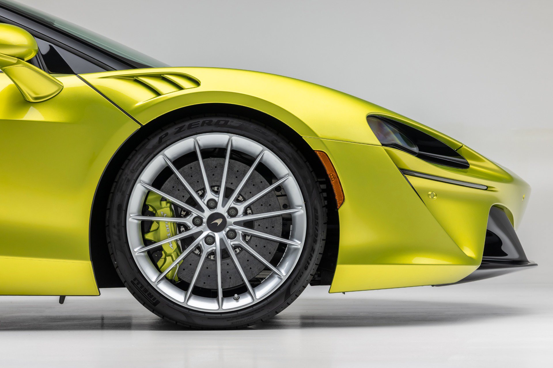 Used 2025 McLaren Artura Spider RWD image 8